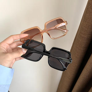 Gafas de Sol Qianai con Marco Grande, Protección UV400, Moda Femenina, con Tachuelas, Lentes Tipo 3, Material AC - Product Image 5