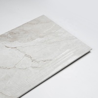 Système de carreaux en porcelaine pour marches et plateformes, grand format, aspect marbre pour hall d'hôtel et escaliers de villa