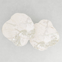 Table d'appoint en marbre blanc veiné vert Dream Home, plateau asymétrique en forme de nuage, base double incurvée, table d'appoint artistique minimaliste