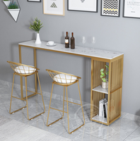 Ensemble de bar nordique avec tabourets hauts, comptoir en bois massif, design mural long en fer forgé simple pour usage domestique