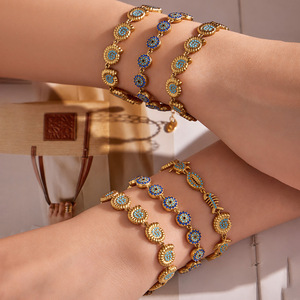 สร้อยข้อมือสแตนเลสสตีลชุบทอง 18K รุ่น Ocean Series ประดับด้วยจี้เต่าและเปลือกหอยสีฟ้าเทอร์ควอยซ์ เครื่องประดับข้อมือแฟชั่นสำหรับผู้หญิง - Product Image 3