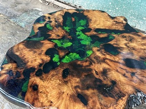 Mesa de centro de madera de resina epoxi con borde irregular personalizado y incrustaciones de musgo verde, mesa de río de madera maciza hecha a mano - Product Image 4