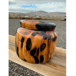 Parfait pour les amateurs de plantes et les passionnés de décoration intérieure, les pots en résine et en bois pour plantes en résine artisanale offrent un style unique et élégant. - Product Image 6