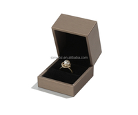 Boîte à bijoux rigide carrée en cuir PU personnalisée, finition mate, doublure en éponge, fermeture à logo personnalisé pour bagues, pendentifs, colliers, montres
