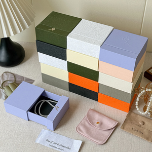 Boîtes de rangement pour boucles d'oreilles de luxe roses personnalisées avec logo imprimé, avec sac en velours flanelle, boîte à bijoux en carton - Product Image 5