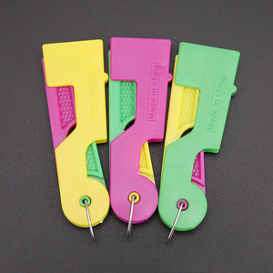 Herramienta enhebradora de agujas colorida con mango de plástico, asistente rápido para coser a mano, manualidades y bricolaje, hecha en China. - Product Image 4