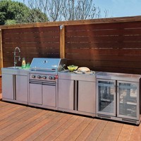 Cuisine extérieure modulaire personnalisée en acier inoxydable avec évier et barbecue à gaz, texture métallique recyclée