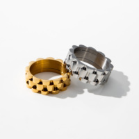 YF2645 Bagues empilables délicates et étanches, style chaîne cubaine, en acier inoxydable plaqué or 18 carats, larges, bombées, type bracelet de montre