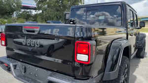 Jeep Gladiator Sport 4x4 2024 d'occasion, conduite à gauche, sièges en cuir, caméra de recul, écran tactile, phares au xénon, bon état - Product Image 6