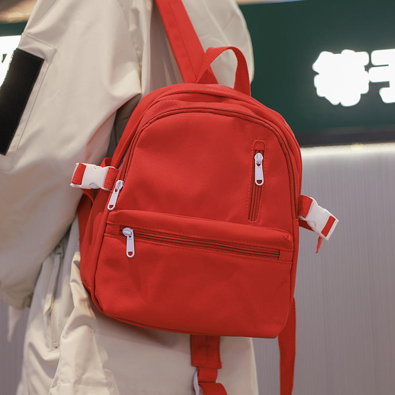 กระเป๋าใบเดียวสีแดงไม่มีอุปกรณ์ใดๆ