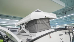 Caravane de camping tout-terrain avec toit relevable et échelle latérale, mini-caravane - Product Image 4