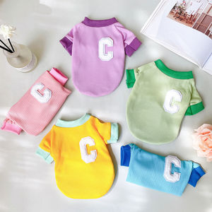 Camisa de punto tipo gofre para mascotas con diseño de letra C amarilla para gatos y perros, para usar en verano y otoño - Product Image 2