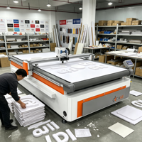 Máquina de corte oscilante para etiquetas autoadhesivas de vinilo PVC en rollo con corte kiss-cut