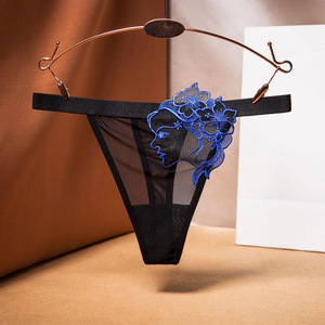 กางเกงในผู้หญิงแบบ Thong สีดำ เอวต่ำ ระบายอากาศได้ดี ผ้าตาข่าย แต่งลูกไม้สีฟ้าลายดอกไม้ สไตล์ยุโรปอเมริกัน - Product Image 1