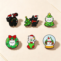 Pins de esmalte al por mayor, insignias de solapa de gato navideñas, bonitas coronas de árbol, bolas de nieve, pins de animales festivos, pins para sombreros