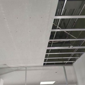Plaque de plafond suspendu en plâtre blanc perforé, <span class=keywords><strong>prix</strong></span> usine, 60x60mm, bord carré, noyau PVC, grille métallique, faux plafond - Product Image 1