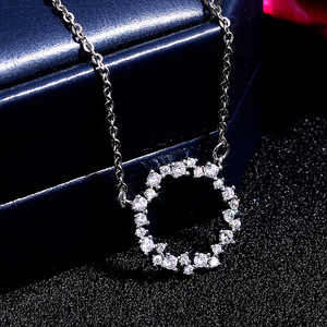 Collana Minimalista con Ciondolo Circolare per Donne, Catena Scintillante per Clavicola, Gioiello Elegante e alla Moda per Uso Quotidiano, Idea Regalo - Product Image 2