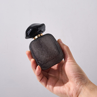 Flacon de parfum en verre personnalisé avec logo, 50 ml, texture glace craquelée, gris anthracite avec capuchon noir brillant, étiquette privée, vente en gros