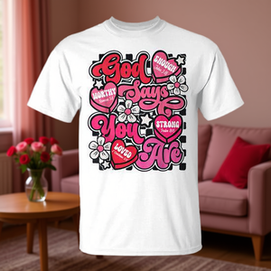 T-shirt promotionnel avec verset biblique chrétien « Dieu dit que tu es » et motif cœur de bonbons de la Saint-Valentin - Product Image 3