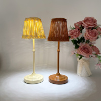 Lampe de table décorative LED simple sans fil à abat-jour en rotin, rechargeable, à intensité variable au toucher, style ferme vintage, pour décoration extérieure de restaurant