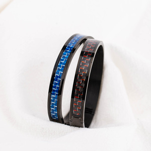 Pulsera de Fibra de Carbono y Acero de Titanio con Patrón Geométrico, Joyería de Moda Unisex, Diseño Envolvente con Incrustaciones en Negro, Azul y Rojo - Product Image 2