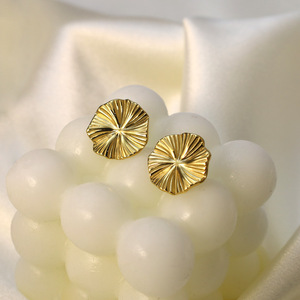 Gold Plated <b>Titanium</b> Steel <b>Stud</b> Earrings Flower Shape Geometric Design Everyday Wear Women's Jewelry - Product Image 3