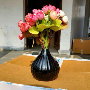 Moderno Florero de Cerámica Negra con Ramo de Rosas Artificiales, Centro de Mesa Decorativo para el Hogar, Sala de Estar, Oficina, Boda - Product Image 1
