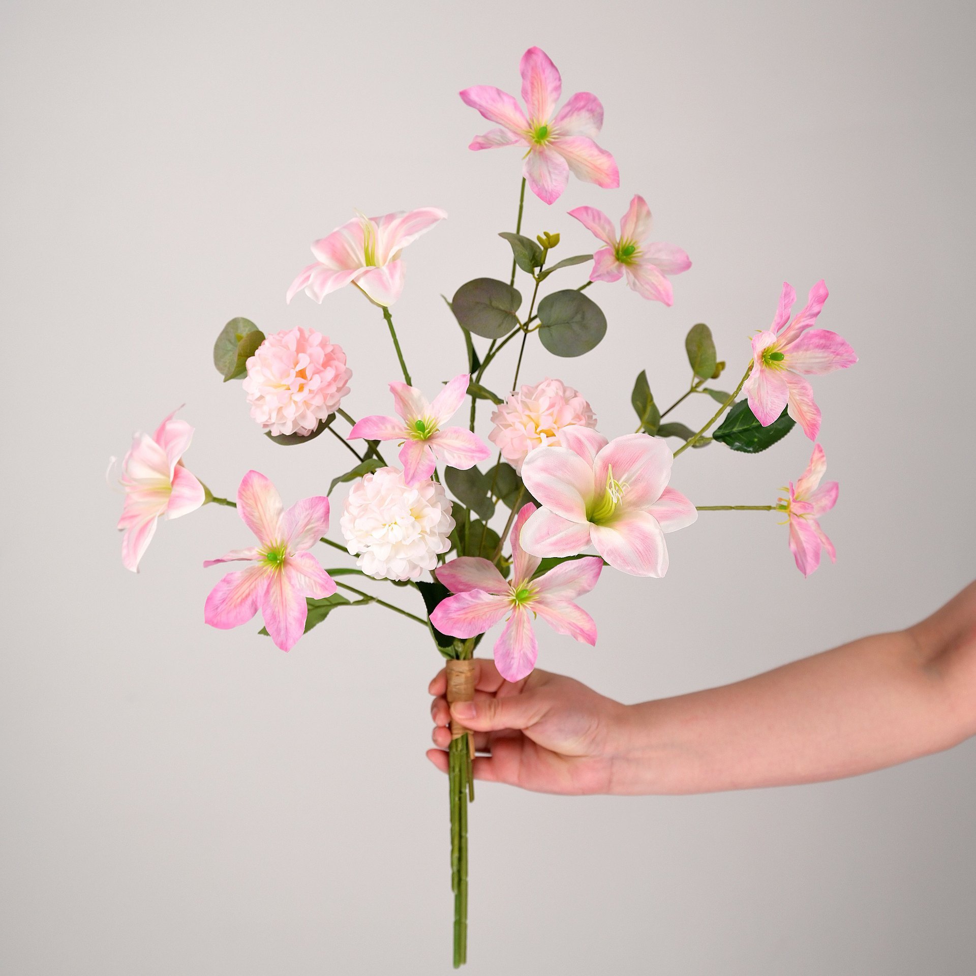 Bouquet de pissenlits rose clair, amaryllis rose et bulbes.