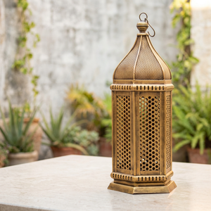 Lanterne à bougie en métal doré marocain avec design perforé, style moderne pour la décoration de la maison pendant le Ramadan et les mariages - Product Image 5