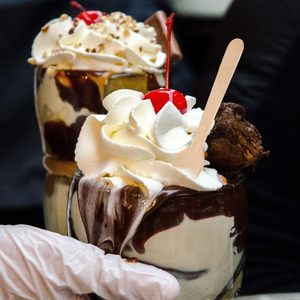 Betulla 75mm Mini cucchiaio per gelato usa e getta in legno carta biodegradabile e plastica confezionata singolarmente per le gelaterie - Product Image 5