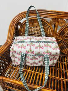 Bolsa de lona informal grande de algodón acolchado, hecha a mano, para fin de semana, viajes y pasar la noche, con diseño estampado en bloques. - Product Image 2