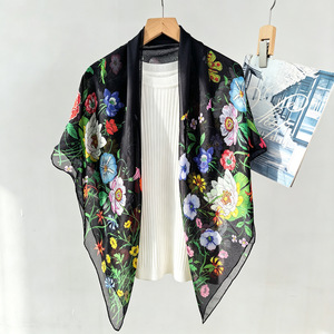 Châle en mousseline de soie de mûrier respirant à motif floral surdimensionné 105x105cm pour les vacances d'été à la plage - Product Image 5