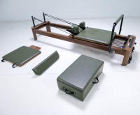 Lit de Pilates professionnel en aluminium finition hêtre, design multifonctionnel avec accessoires complets pour studio de Pilates et de yoga