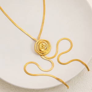 Collar de Estilo Bohemio con Borlas de Acero Inoxidable, Cadena de Serpiente Larga y Moderna de Alta Gama, Joyería de Acero Inoxidable Chapada en Oro de 18k - Product Image 1