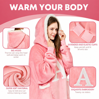 Cadeau de Noël : Couverture à capuche portable personnalisable avec lettres, couverture en polaire Sherpa surdimensionnée et confortable avec manches pour femme