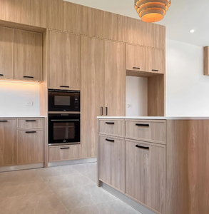 Design Minimalista per <span class=keywords><strong>Cucina</strong></span> con Mobili Slim Shaker in Legno Naturale, Maniglie Nere <span class=keywords><strong>e</strong></span> Top in Quarzo - Product Image 2