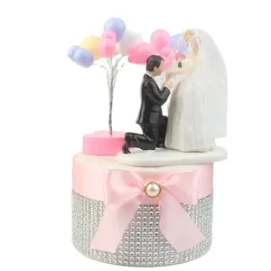 Alzata per torta per feste decorazione di nozze figurine di decorazioni per <span class=keywords><strong>torte</strong></span> <span class=keywords><strong>nuziali</strong></span> in resina per bambole dello sposo e della sposa - Product Image 1