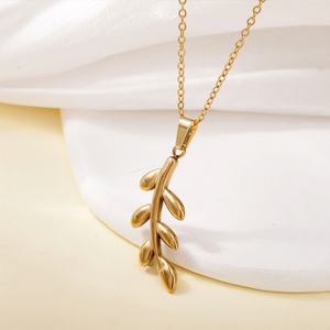 สร้อยคอแฟชั่นปี 2026 สไตล์มินิมอล ชุบทอง 18k PVD ลายกิ่งมะกอก สร้อยคอแสตนเลสชุบทองสำหรับผู้หญิง - Product Image 3