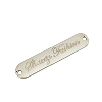 Étiquette ovale en métal argenté de haute qualité logo de marque personnalisé plaque d'étiquette en métal pour vêtement