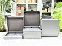 Boîte à bijoux LED grise octogonale de luxe avec logo personnalisé pour présentoir d'emballage de diamants