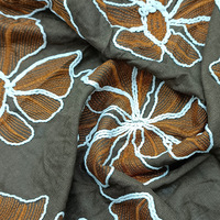 Tissu en lin et coton froissé brodé de fleurs 3D, grand motif floral brodé pour robe et vêtement