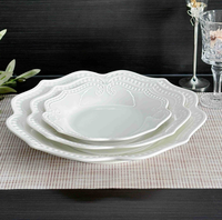 Assiettes à steak en céramique blanche pour la maison, style rétro français européen, bordure en relief, motif floral, assiettes à dîner, vaisselle en céramique pour un usage quotidien