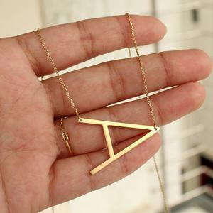 MECYLIFE-Collar con Inicial de Gran Tamaño Lateral de Acero Inoxidable, Collar con Alfabeto Rosa Grande, Regalo Personalizado - Product Image 1