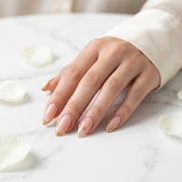Faux ongles à presser en amande, base nude, avec décoration étoile en feuille d'or et pointe française métallique, réutilisables pour femmes