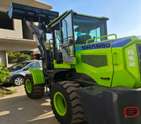 Caricatore Frontale Elettrico da 5 Tonnellate per Costruzioni e Agricoltura con Benna e Pompa Motore