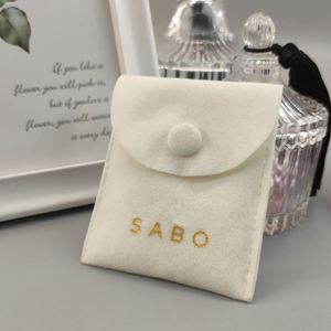 Petites pochettes en velours blanc personnalisées avec bouton pour l'emballage de bijoux - Product Image 2