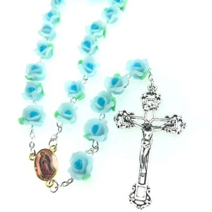 Collier Chapelet Religieux en Perles de Terre Cuite Bleue Douce avec Croix de Jésus et Centre Vierge de Guadalupe Doré - Product Image 3