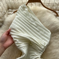 Robe longue plissée élégante asymétrique à une épaule pour femme, sans manches, avec découpes à la taille, fluide, pour soirée ou tenue décontractée