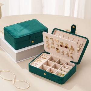 Boîte à bijoux de voyage de luxe en velours, organisateur portable et moderne pour bijouterie - Product Image 3