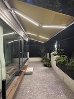 Auvent rétractable sur mesure avec cassette complète robuste et système motorisé électrique pour protection solaire extérieure et terrasse